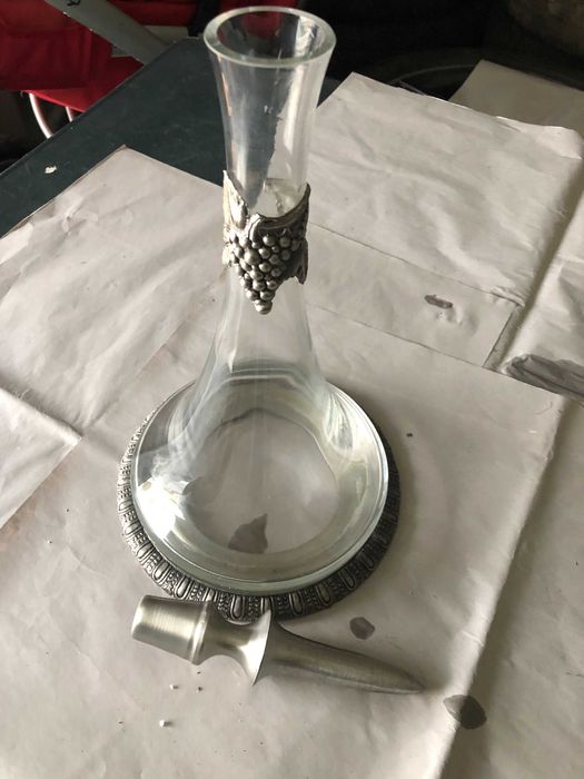 garrafa antiga e muito bonita  ornamentada a estanho