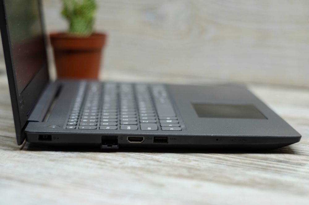 Lenovo Ideapad V130-15IKB i5-8250U 3.4GHz/8Gb DDR4/256Gb SSD/15.6`