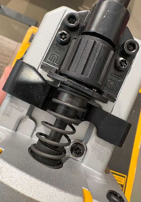 Gwoździarka DeWalt 21° DCN920B 20V OUTLET!