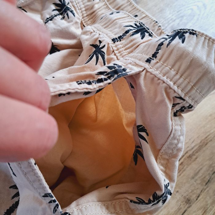 Beżowe spodenki szorty w palmy H&M