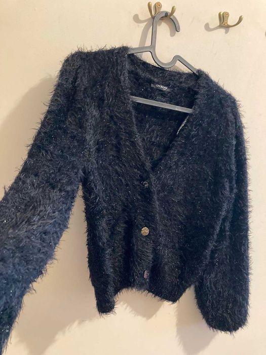 sweter włochaty cekiny