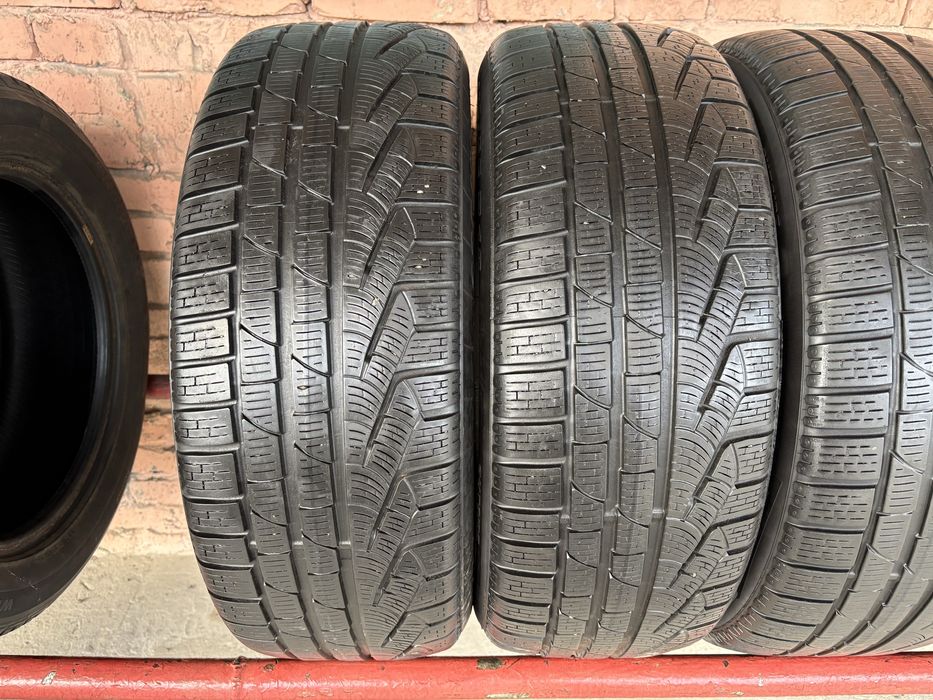 Комплект зимових шин 235/55R18 Pirelli
