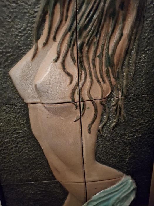 Grande escultura nu feminino