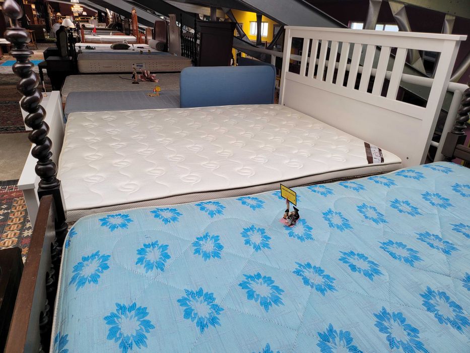Grande cama com estrado e colchão - Muito bom est
