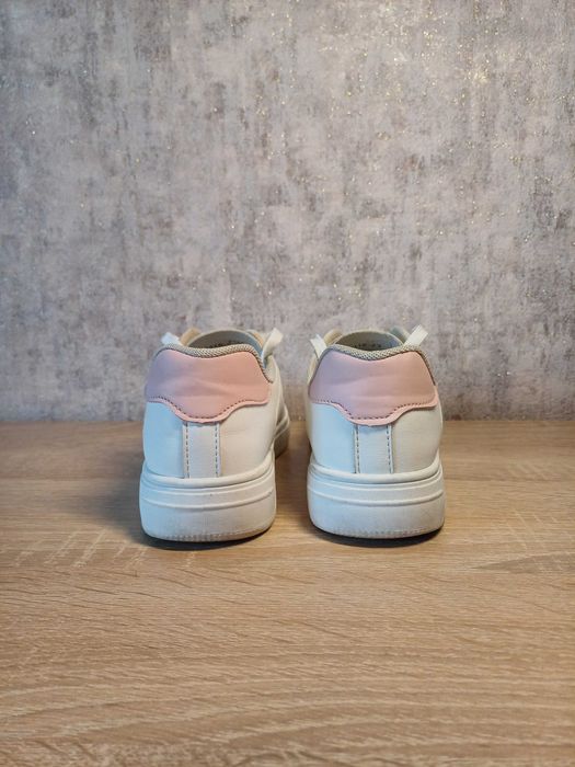 Кросівки 36р білі