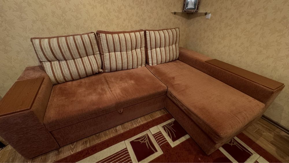 Диван кутовий в гарному стані