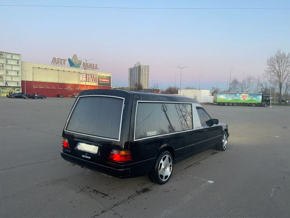 Катафалк Mercedes E-class Pollmann W124