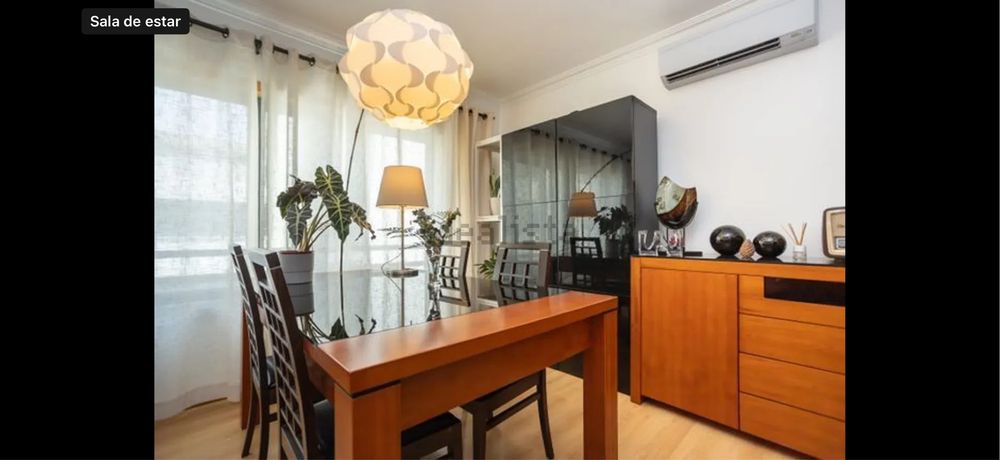 Mesa Cerejeira maciça extensivel. 180 (250) x80 com 4 cadeiras