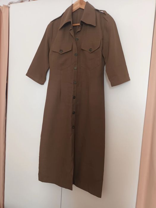 Vestido camiseiro ,  tecido alinhado , opaco