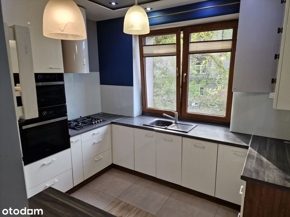 Przestronne 2 pokoje w centrum, 1. piętro, balkon, zamknięty teren