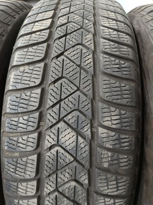 Opony zimowe Pirelli Sottozero 3. 215/65/R17  2023 rok