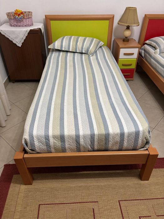 2 camas de solteiro mais mesas de cabeceira