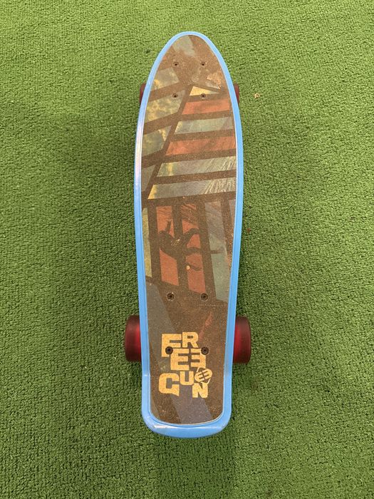 Skate azul com rodas vermelhas