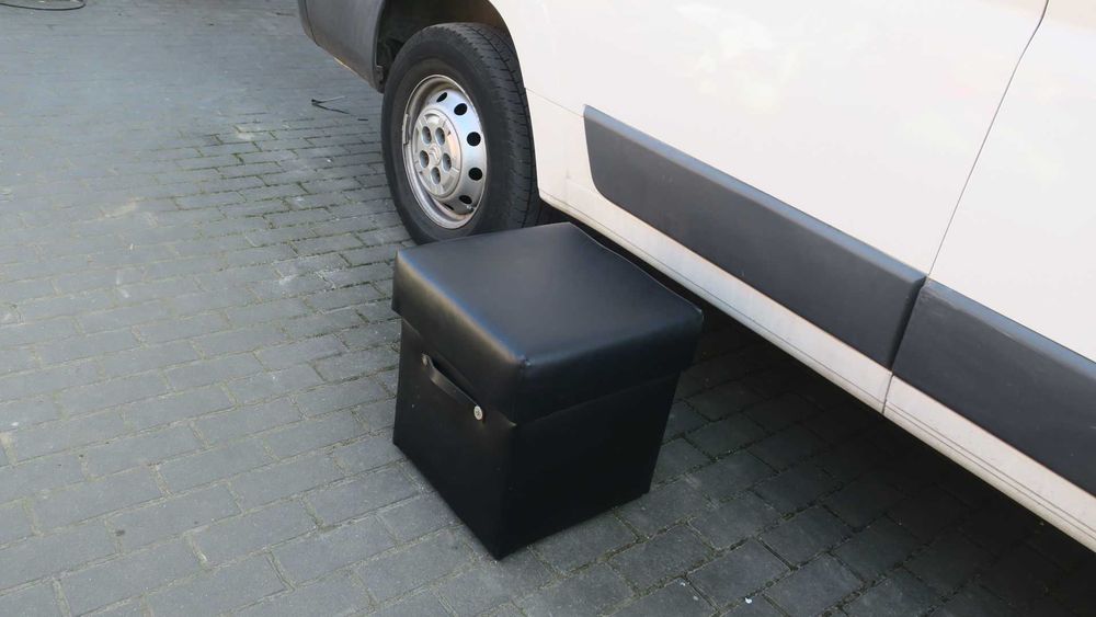 Pufa czarna otwierana skóra ECO