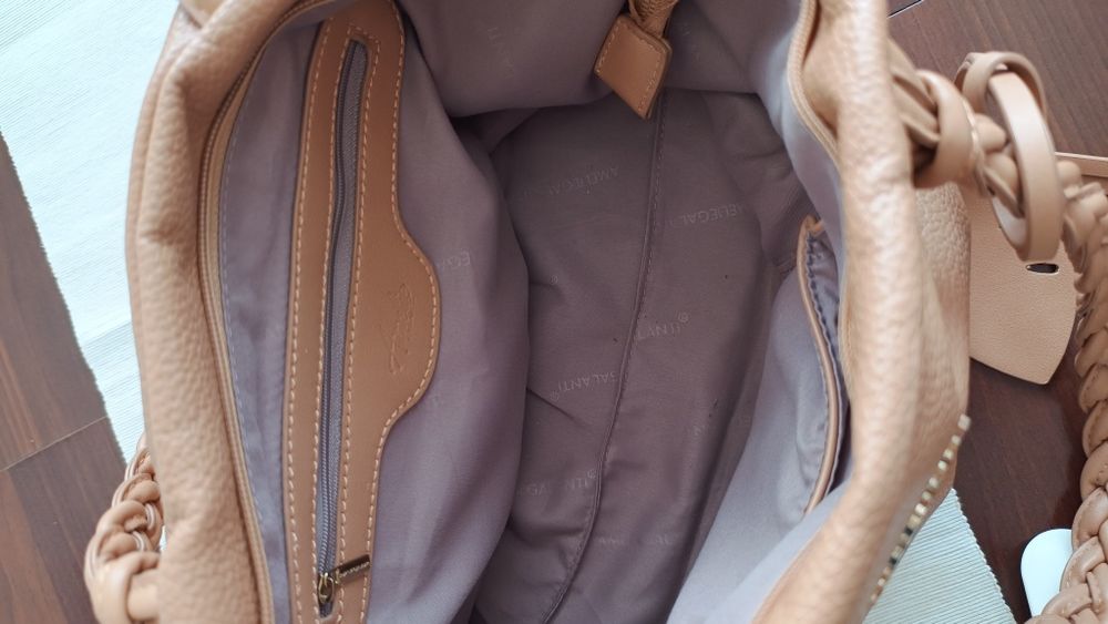 Beżowa torebka z plecionymi uchwytami