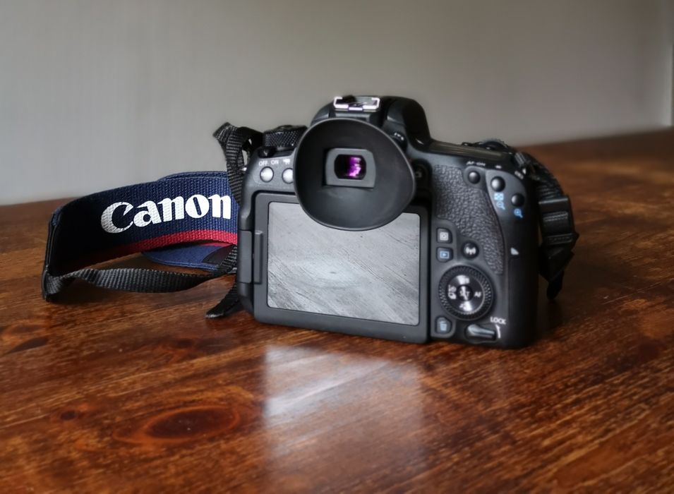 Body  Canon Eos 77D  / 24Mpx