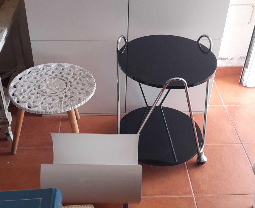 Mini bar, dois puffs e mesas para decorar , suporte revistas
