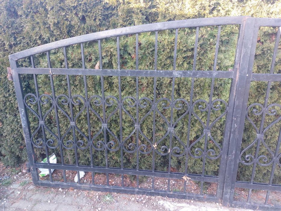 Brama dwuskrzydłowa.