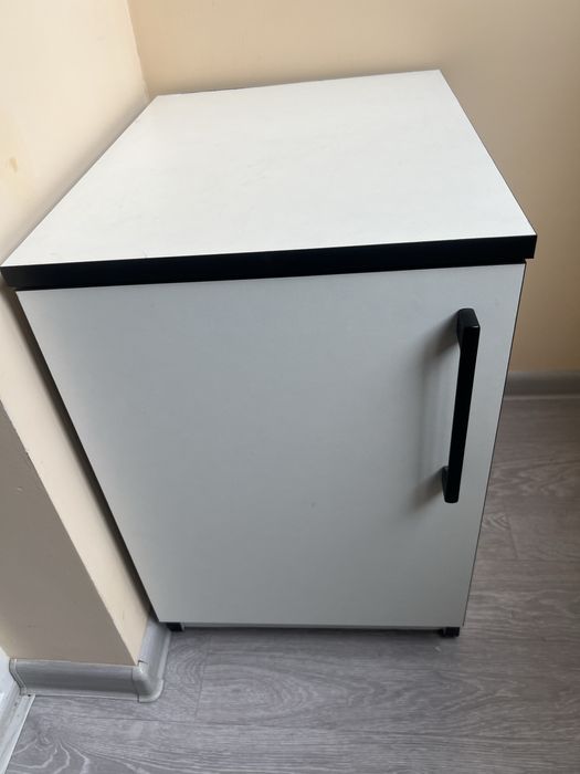 Тумбочка біла з чорним