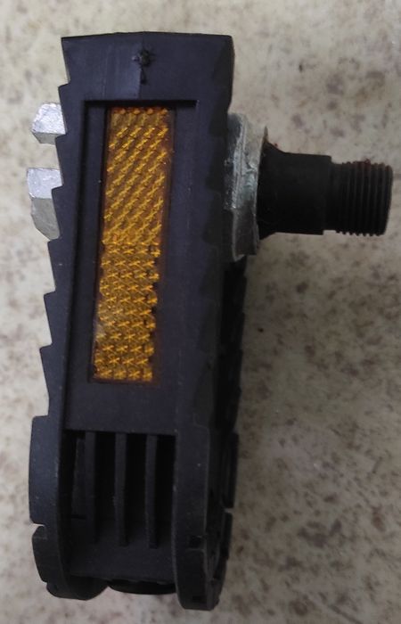 Peças para bicicletas. Acento, pedais de encaixe, kits de luzes