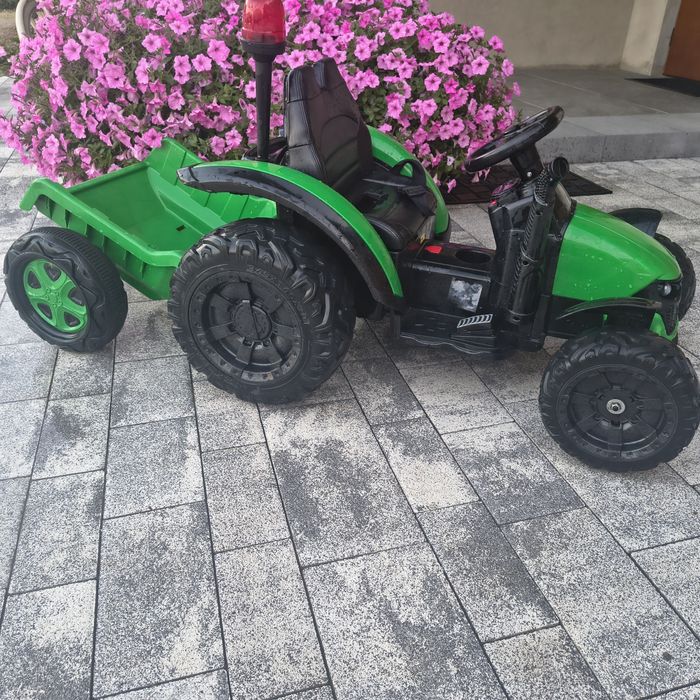 Traktor z przyczepą na akumulator grający na pilota
