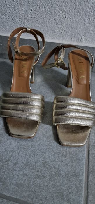 Sandália dourada