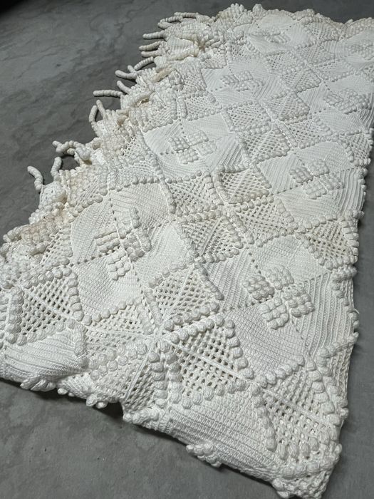 Vendo Colcha antiga  com muito Valoe e Historia  neste tipo de Artigo