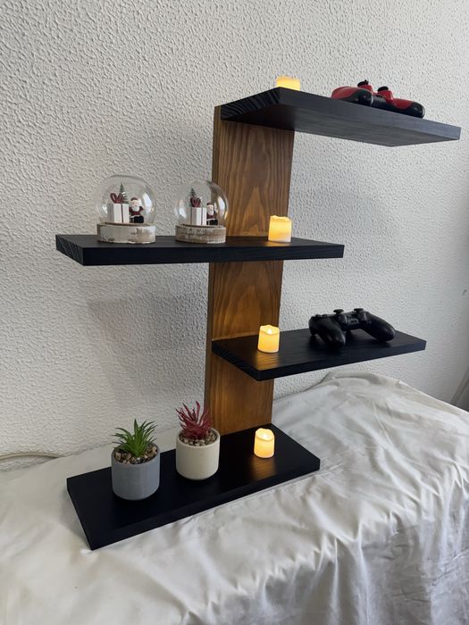 Prateleira de madeira artesanal com design moderno