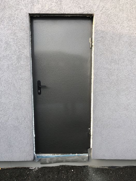Двері в підвал технічні кладовку металеві з замком.