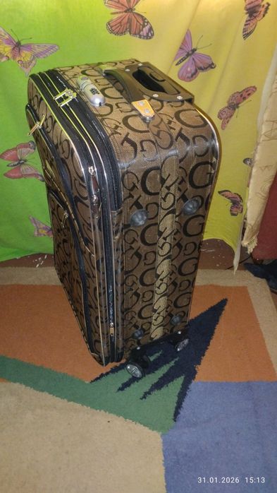 Чемодан размером 70×46×30 см на 4 колёсах.