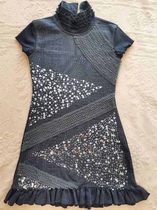 Необычное нарядное платье под кожу рептилии в паетках