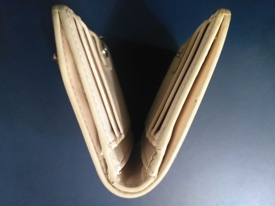 Carteira / Porta moedas em beje com padrão colorido e moderno da Mango