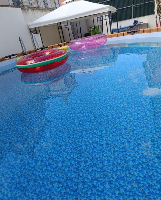 Espaço para festas com piscina/decoração personalizada
