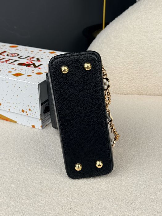 Сумка Louis Vuitton Capucines Black