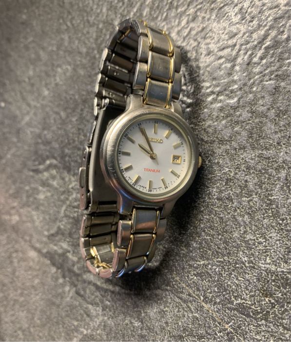 Жіночий кварцовий годинник Seiko Titanium