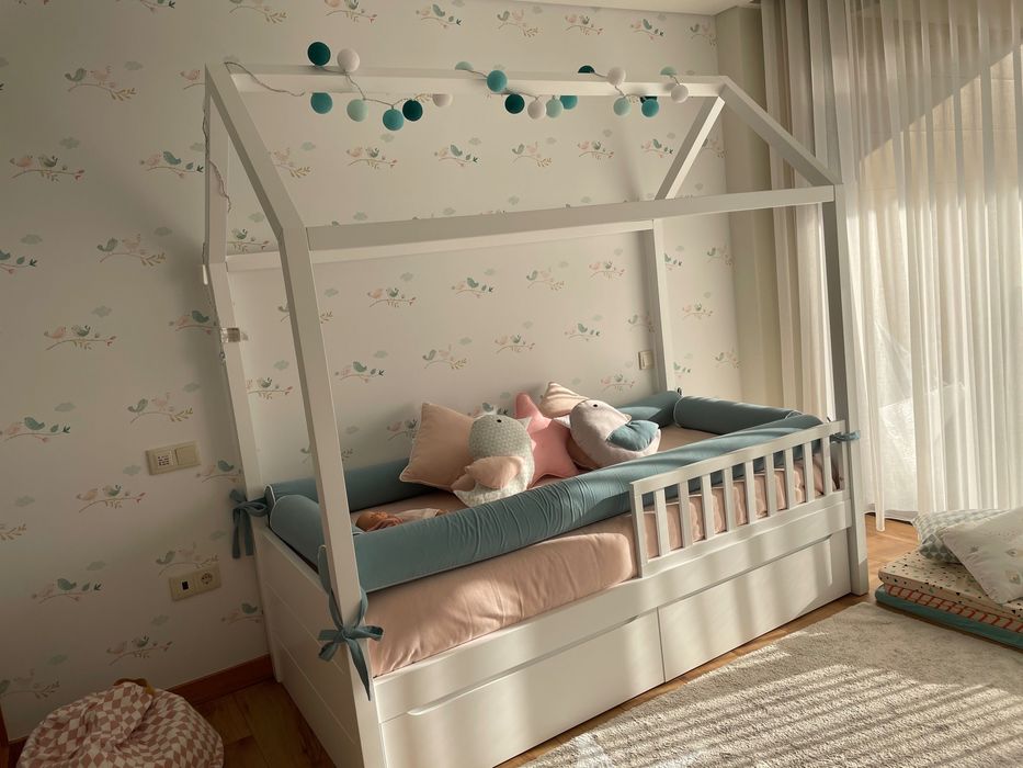 Cama casinha lacada a branco com dois gavetões de arrumação e colchão