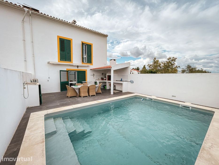 Moradia T5 com piscina e sótão habitável