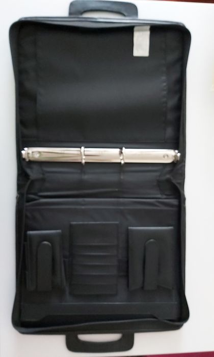 Mala preta com alças