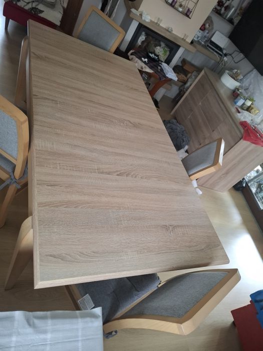 Duży pokojowy stół