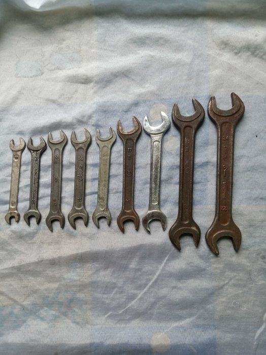 ключі рожкові, сигментні, торцові.