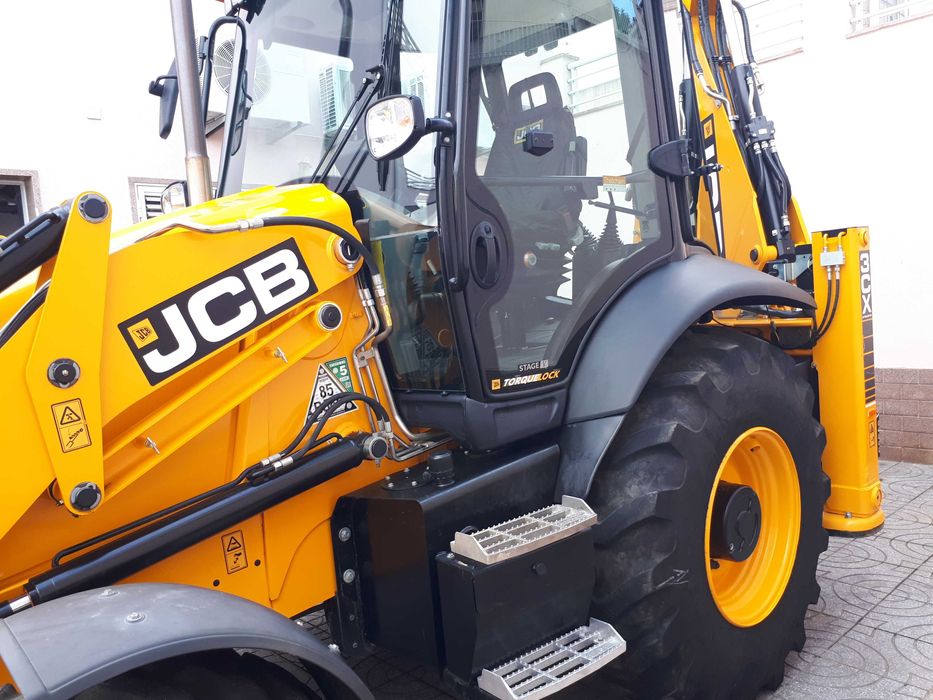 Máquina Retroescavadora JCB 3CX de 2024
