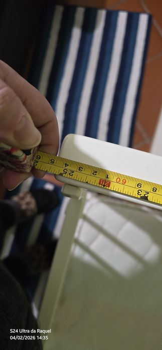 Berço com barreira rebatível com colchão