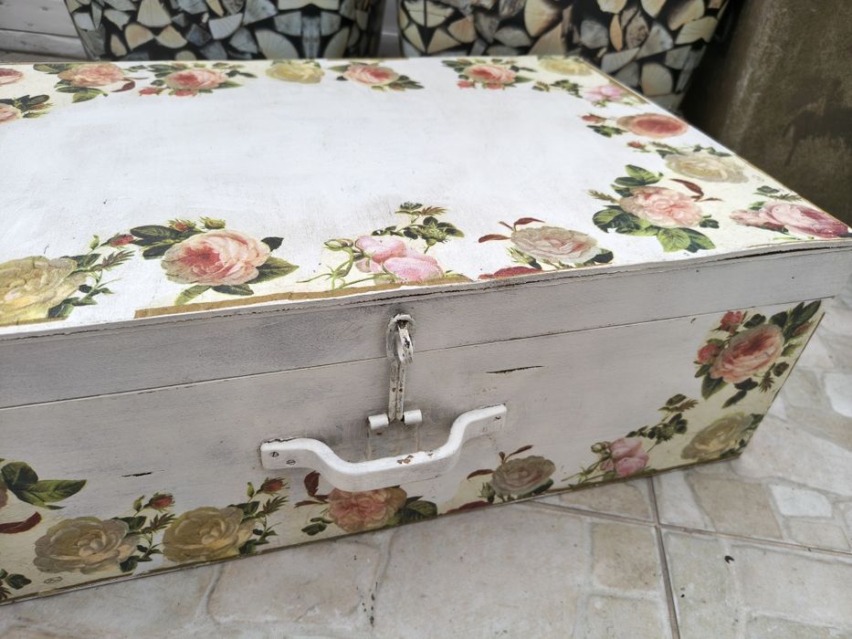 Stara walizka decoupage