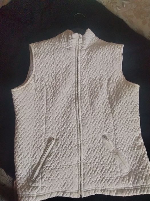 Біла жіноча жилетка