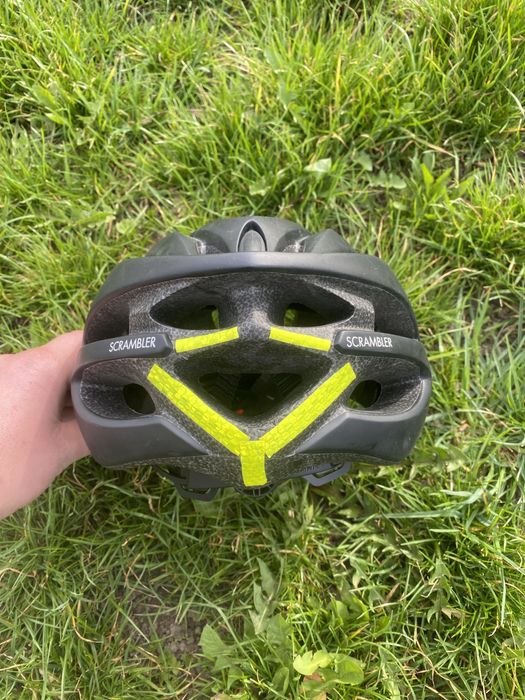 Продам велошолом у відмінному стані