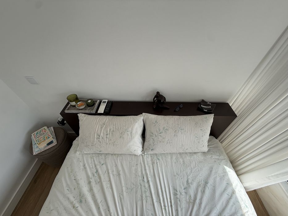 Cama elevatoria e mesas cabeceira