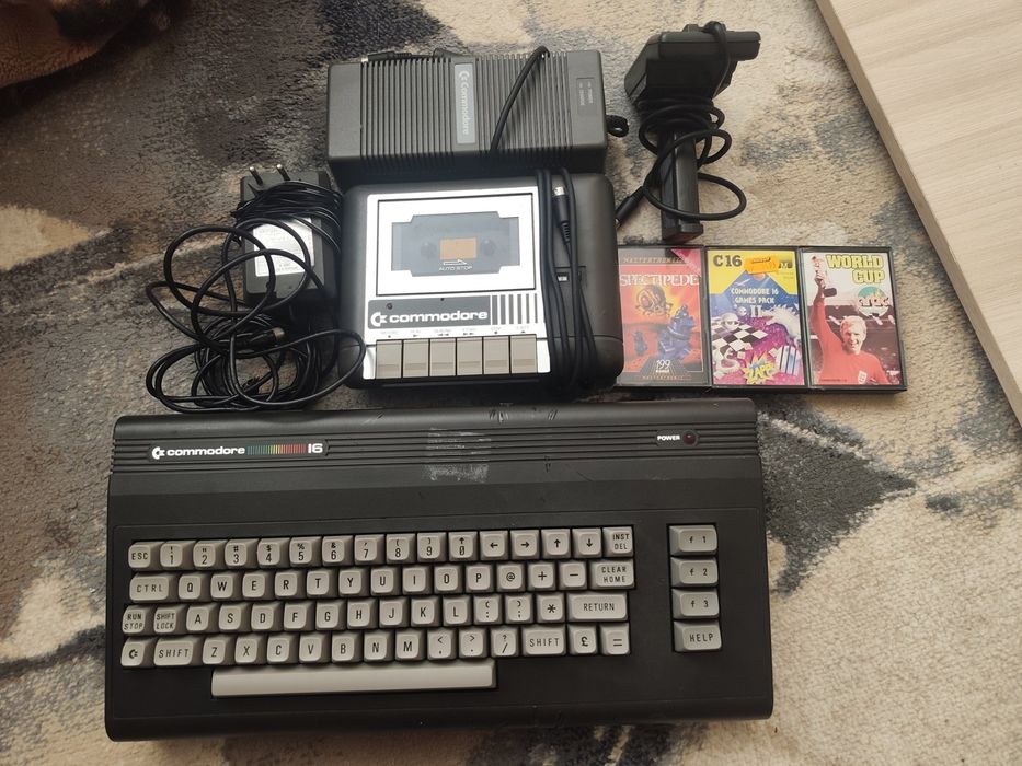Ігровий ретро комп'ютер commodore