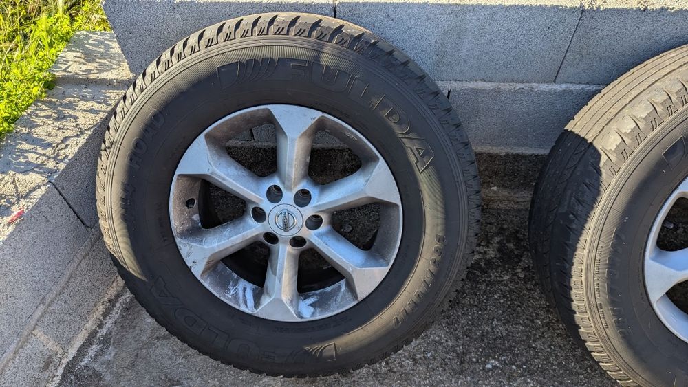 Jantes originais - Nissan Navara com pneus