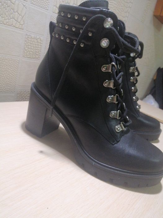 Ботиночки кожа 38-39 Guess