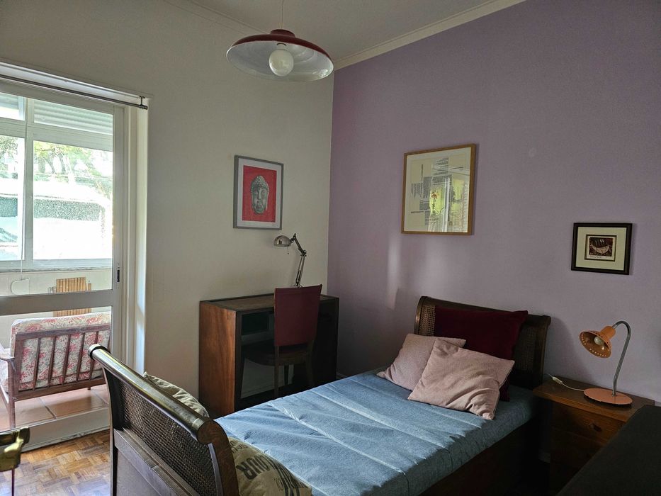 Quarto para arrendar em Algés